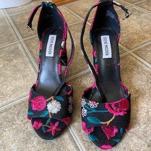 Steve Madden embroidered heels size 7
